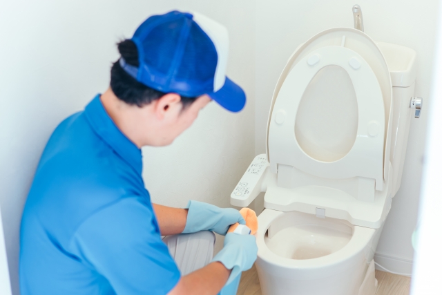 【緊急】トイレに異物を流したとき絶対NGな行動と正しい対処法
