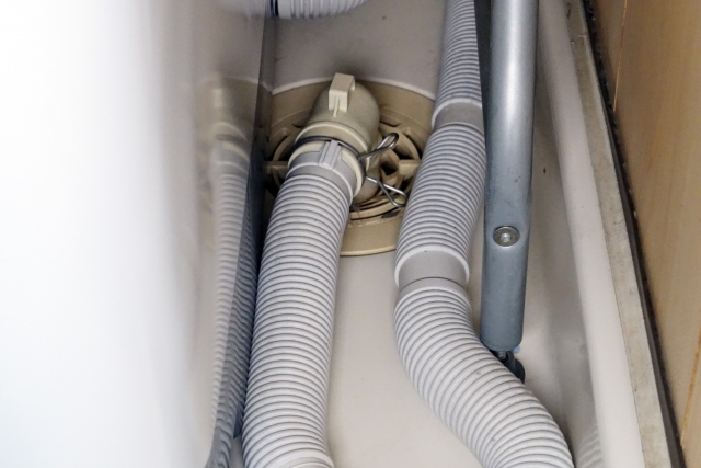 洗濯場の排水が逆流!原因とトラブル解決法