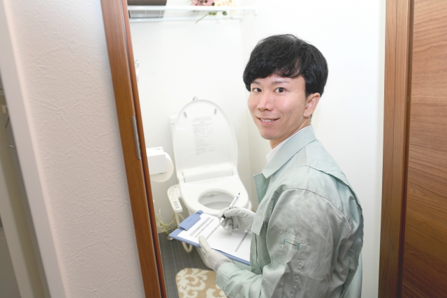 トイレの尿石除去を業者に依頼！費用や掃除の流れを解説