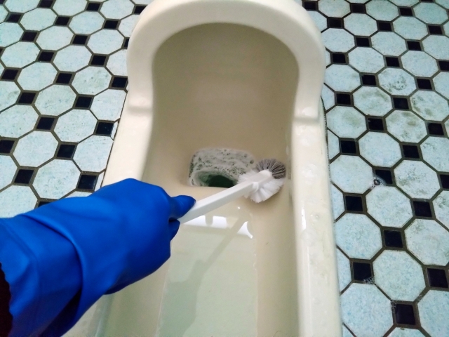 和式トイレの尿石・黄ばみを簡単除去する掃除方法とは