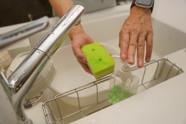 キッチンの排水口にスポンジを落とした時の正しい対処法